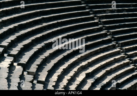 Posti a sedere in l'anfiteatro romano di Bosra, Siria. Foto Stock