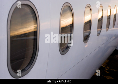 Aeroplano Windows all'alba Foto Stock