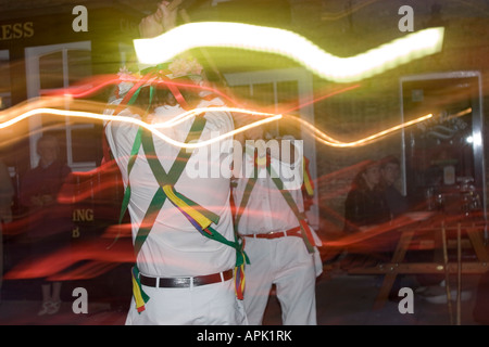 Morrismen dancing al di fuori di un pub in Cambridge Cambridgeshire England fotografo Andrew Wheeler www andrewwheeler com Foto Stock