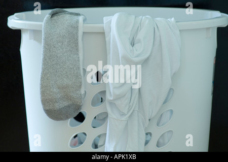Cesto per la biancheria con vestiti sporchi Foto Stock