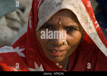 Un ritratto di una donna Indiana in un rosso e bianco sari con un anello d'oro per il naso, Janadesh 2007 Foto Stock