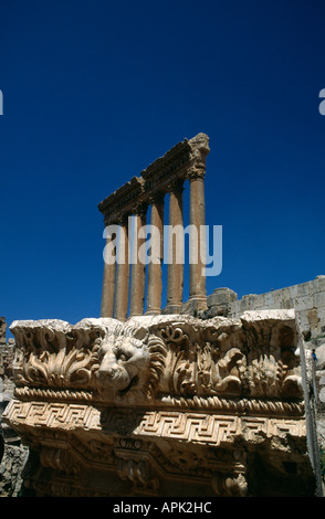 Lion fregio dal tempio di Giove, Baalbek, Libano. Il tempio è la più grande delle colonne romane nel mondo. Foto Stock