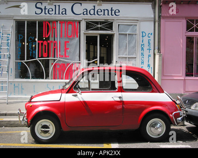 Rosso Fiat 500 parcheggiata da strada in Quai de Valmy decimo arr. Parigi, Foto Stock