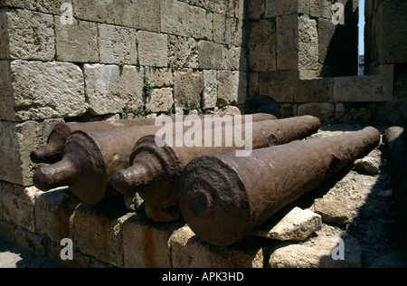 I cannoni del Castello di Mare (Qallaat El Bahr), costruita dai Crociati nel XIII secolo, Sidone, Libano. Foto Stock