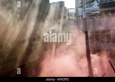 Fumo retroilluminati di sparare razzi su strada il teppismo in occasione delle partite di calcio Siviglia Spagna Foto Stock