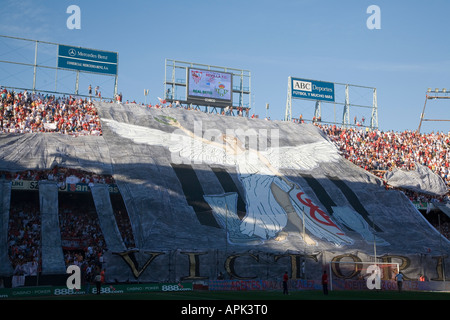 Sevilla FC fans compiendo un enorme tifo con una foto della vittoria al inizio del derby contro il Real Betis Foto Stock