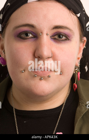 Giovani fat chubby sovrappeso punk goth welsh donna che ha più di un piercing per il viso REGNO UNITO Foto Stock