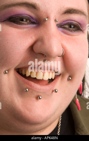 Giovani punk goth welsh donna; ha più piercing al viso REGNO UNITO Foto Stock