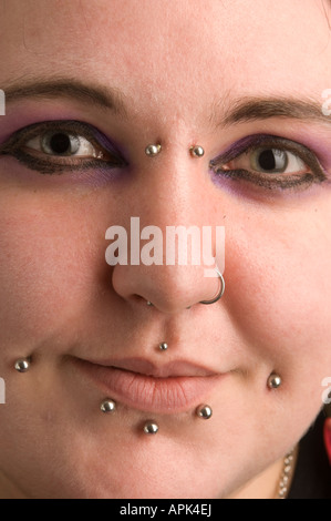 Vicino la faccia del giovane chubby goth ragazza punk più piercing naso labbra Foto Stock