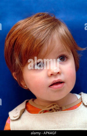 Close up ritratto di un pensieroso i capelli rossi bambina. Foto Stock