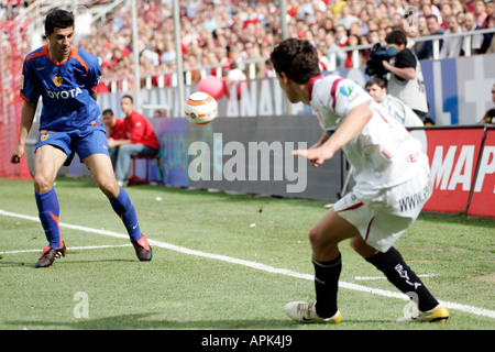Gesù Navas il centraggio nella parte anteriore di Albiol Foto Stock