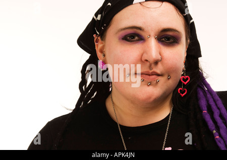 Grasso di giovani punk goth welsh donna che ha più di un piercing per il viso REGNO UNITO Foto Stock