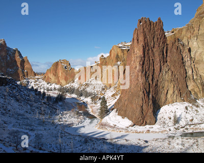 Una vista del fiume storti e delle rocce a strapiombo di Smith Rock con una spolverata di neve in gennaio Foto Stock