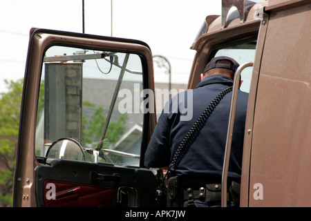 La polizia la raccolta di informazioni per un rapporto su un incidente di traffico da parte del conducente di semi big rig rimorchio in Wisconsin Foto Stock