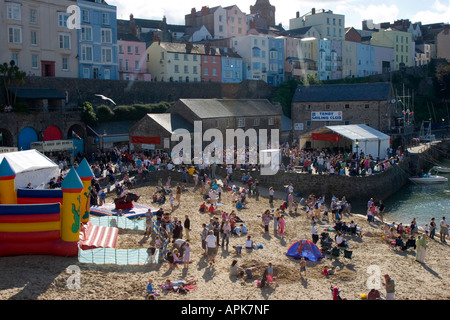 Affollata spiaggia e porto quay in Tenby Pembrokeshire Foto Stock