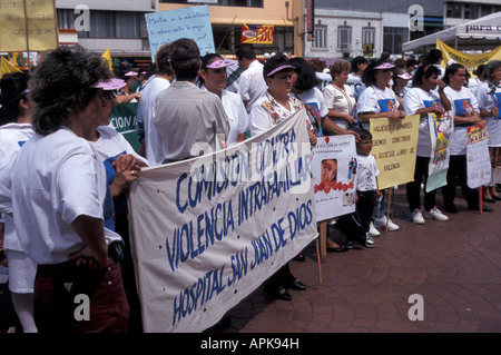 Le donne a protestare la violenza domestica nel centro cittadino di San José di Costa Rica Foto Stock