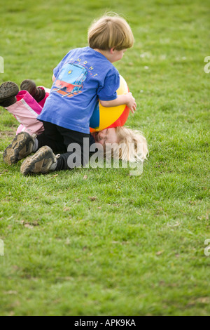 Kids Wrestling sull'erba Foto Stock