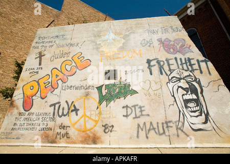 ILLINOIS Dixon modello in scala della replica con il muro di Berlino la libertà graffiti ali della libertà e della pace park Foto Stock