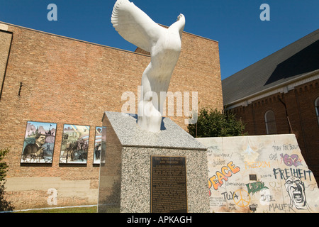 ILLINOIS Dixon ali di pesche di placca di scultura con il discorso di testo del biglietto di Ronald Reagan a Gorbaciov del muro di Berlino in replica Foto Stock