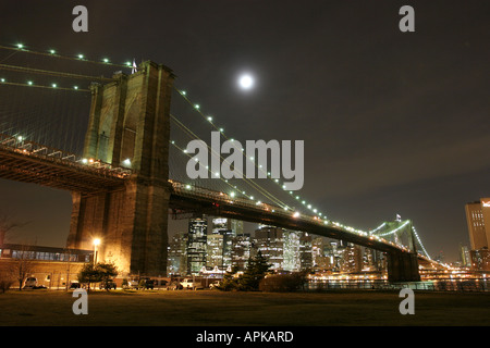 Ponte di Brooklyn, night cityscape, che mostra la skyline di Manhattan. Foto Stock