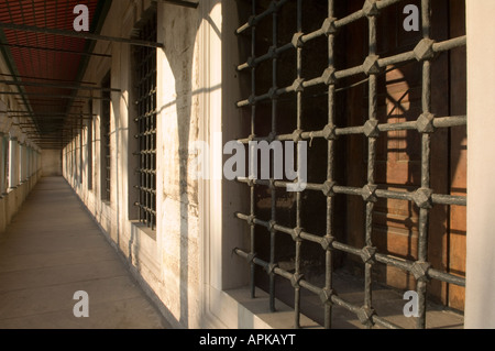 Esterno corrodor vista della Moschea di Sultanahmet Foto Stock