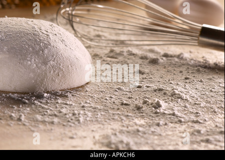 Pasta di pane, frusta e la farina in cucina da forno ancora vita Foto Stock