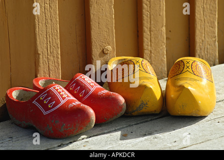Due paia di scarpe di legno di fronte a una casa, Paesi Bassi Foto Stock