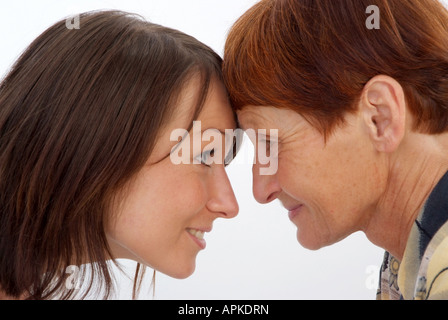 La madre, 60 anni, con la figlia, 30 anni Foto Stock