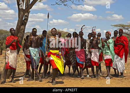 Samburu warriors dancing, Kenya, Samburu capitolo Gebiet, Isiolo Foto Stock