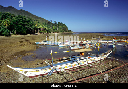 Filippine Palawan Sabang outrigger barche nella baia Foto Stock