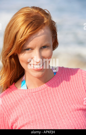 Giovane donna sorridente (verticale). Foto Stock
