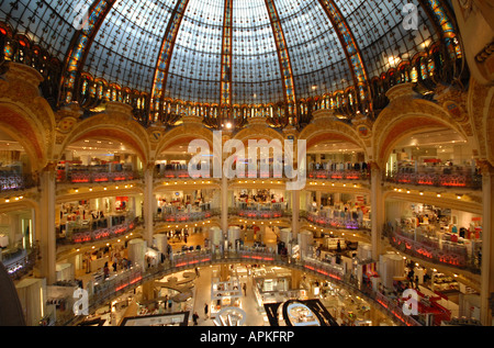 Parigi, Francia. L'atrio a cupola dei grandi magazzini Galeries Lafayette in Boulevard Haussmann. Foto Stock