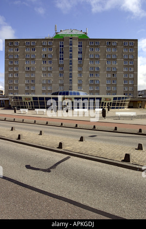 Beach hotel con centro commerciale presso la passeggiata sulla spiaggia di Zandvoort, Paesi Bassi Foto Stock