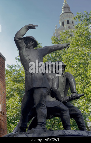 "Blitz", monumento a tutti i vigili del fuoco che hanno perso la vita nella linea del dovere, vicino alla Cattedrale di St Paul, St Peters Hill, LONDON REGNO UNITO Foto Stock