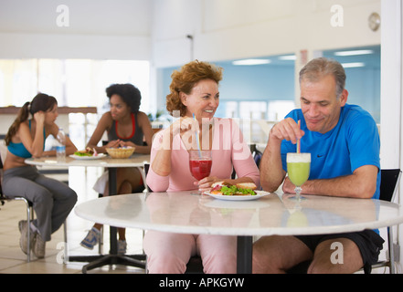 Coppia matura di mangiare nel club salute café Foto Stock