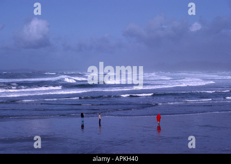 Camminare sulla spiaggia sulla costa occidentale del Pacifico a Vancouver Island vicino a Long Beach in British Columbia Canada Foto Stock