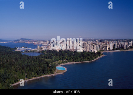 Vista aerea di Stanley Park e Seawall e il 'West End' del centro cittadino di Vancouver lungo 'English Bay' della Columbia britannica in Canada Foto Stock