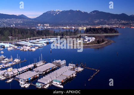 Vista aerea di Coal Harbour e il Parco Stanley, Vancouver e "North Shore' Montagne della Columbia britannica in Canada Foto Stock