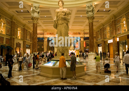 Una shopping mall di Las Vegas Nevada NV Las Vegas città statua nell atrio del Forum Shopping Mall il Caesars Palace e Casino Foto Stock