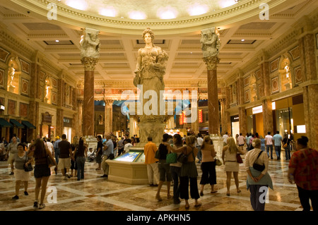 Una shopping mall di Las Vegas Nevada NV Las Vegas città statua nell atrio del Forum Shopping Mall il Caesars Palace e Casino Foto Stock