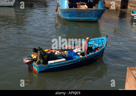 Piccola barca da pesca si prepara a lasciare per giorni di pesca Foto Stock