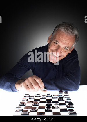 Uomo che si muove checker pezzo Foto Stock