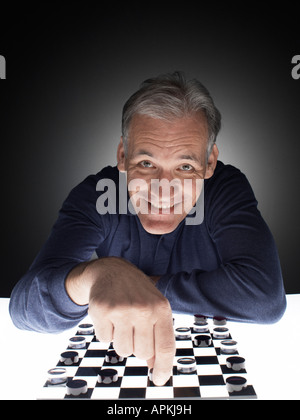 Uomo che si muove checker pezzo Foto Stock