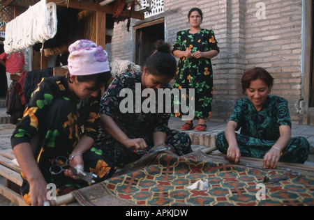 Tessitori di tappeti in Chiwa, Uzbekistan, Chiwa Foto Stock