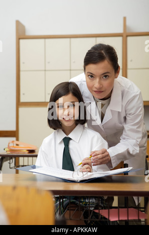 Studenti e insegnante in classe Foto Stock