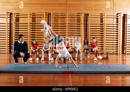 Studenti e insegnanti di scuola in palestra Foto Stock