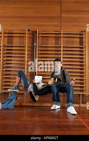 Gli studenti nella palestra della scuola Foto Stock