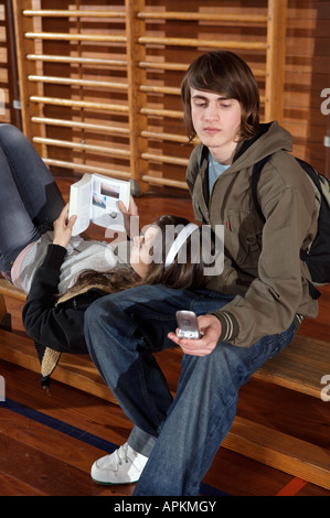 Gli studenti nella palestra della scuola Foto Stock