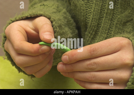 Kids tinker fiori di creta per modellare Foto Stock