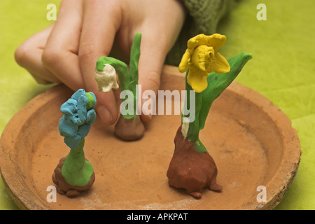 Kids tinker fiori di creta per modellare Foto Stock